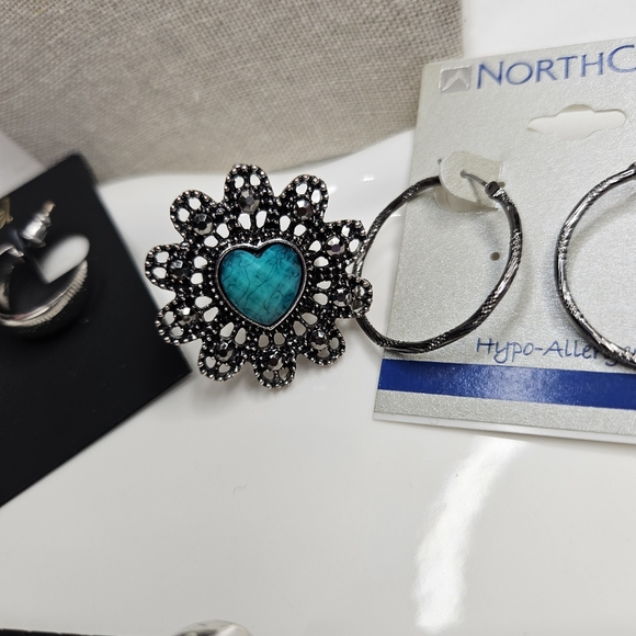 Women's Set of 2 Pairs of Earrings 2 Rings Lot of 4 Pieces Silver Tone - Picture 2 of 12